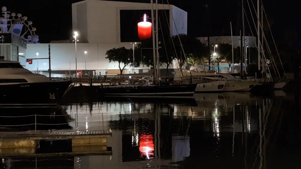 La vela de la paz brillará en la pantalla del Port Vell de Barcelona nuevamente hasta la medianoche del 21 de septiembre