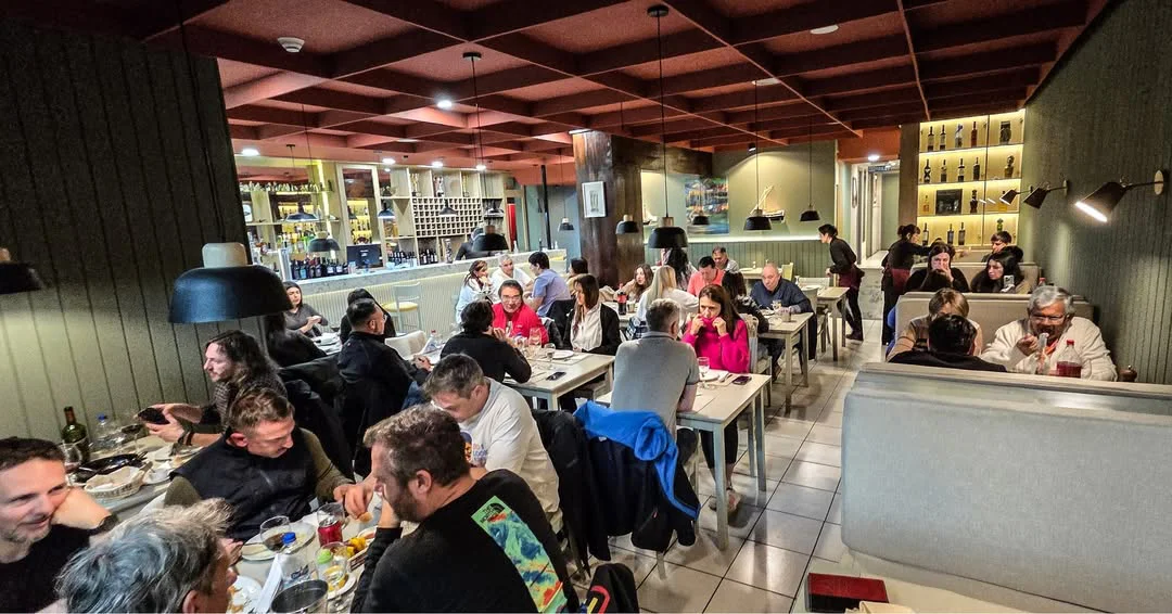 Un lugar donde las mesas se llenan de risas, brindis y buenos momentos.Así se viven las noches