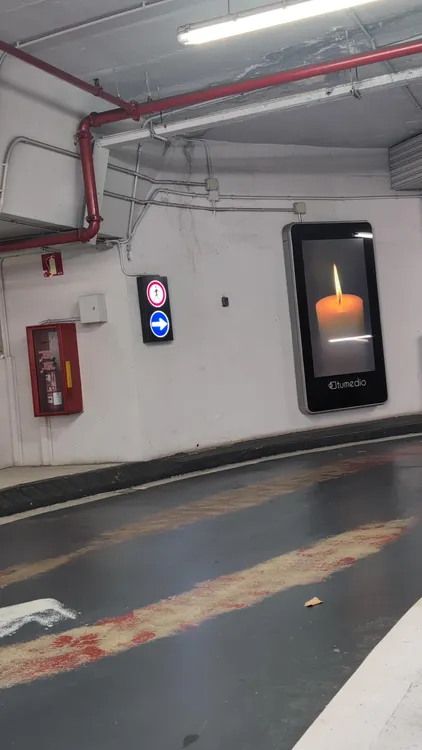 Desde hace una semana, misteriosas velas gritan paz desde cientos de soportes publicitarios digitales en toda la penísnula