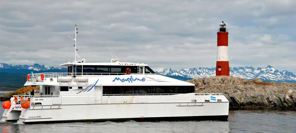 Canoero_-Catamaranes_Massimo