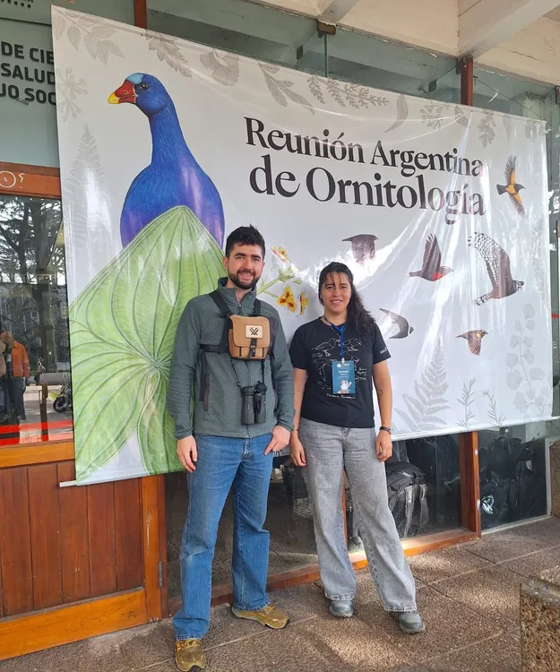 Florencia Padrón (Der.), del Equipo de Coonservación de Ambiente Sur, y Cristóbal Robinson (Izq.) de Fundación Patrimonio Patagonia de El Calafate en la XXI RAO.