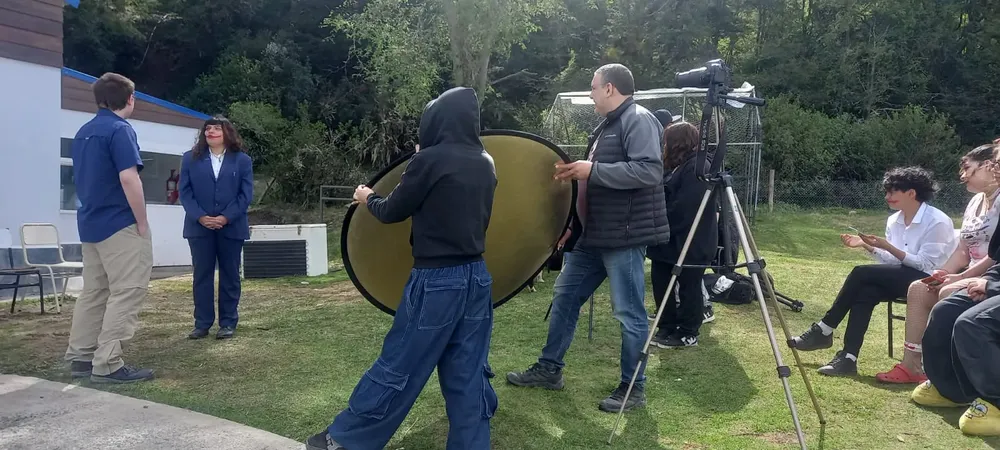 5. Estudiantes del Sabato presentan “Entre Redes”, un documental sobre salmonicultura