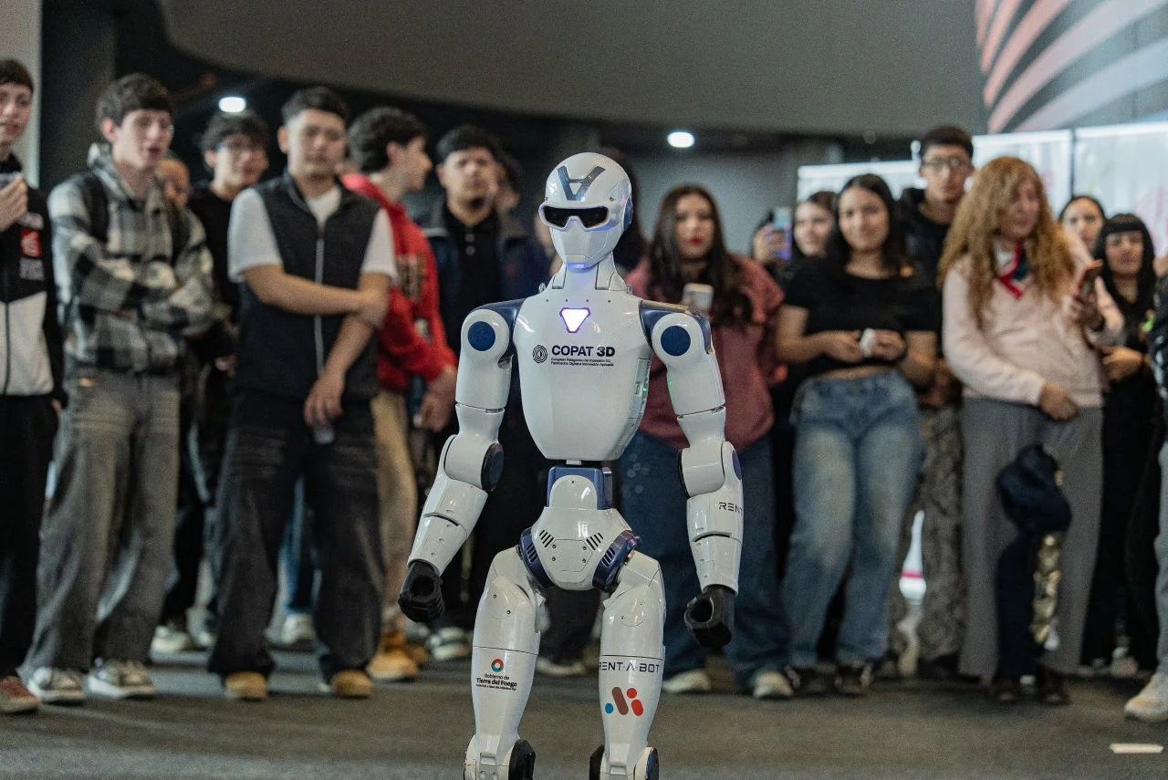 Durante la segunda jornada del COPAT 3D, nuestro amigo Robby se presentó en la Fábrica de Talento