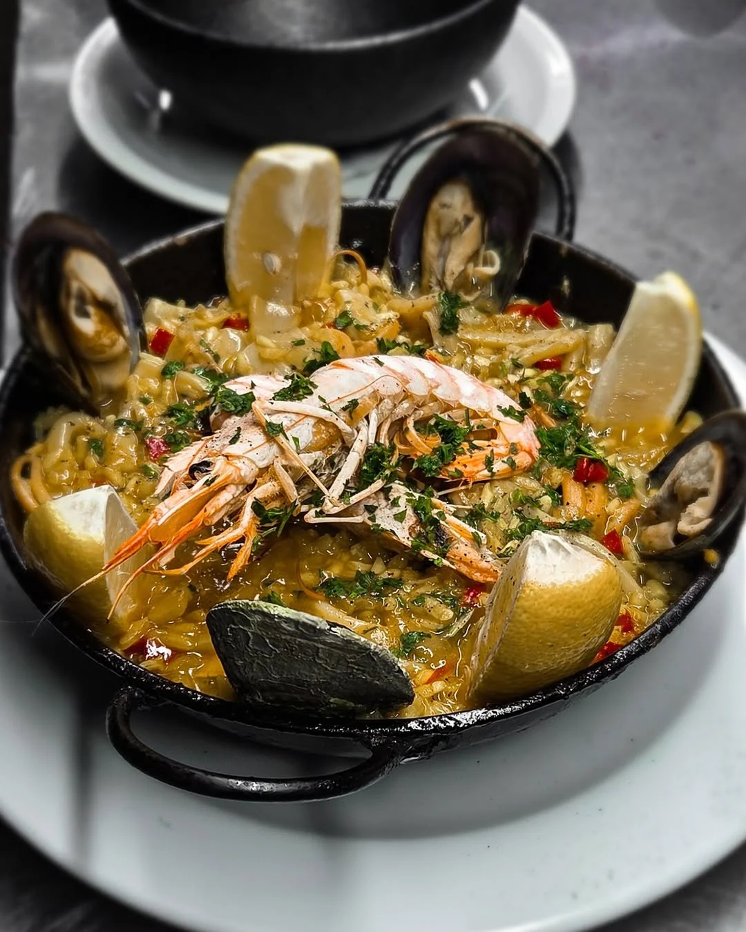🍤 El mar y el fuego, juntos en un platoNuestra versión de la paella respeta la tradición y suma