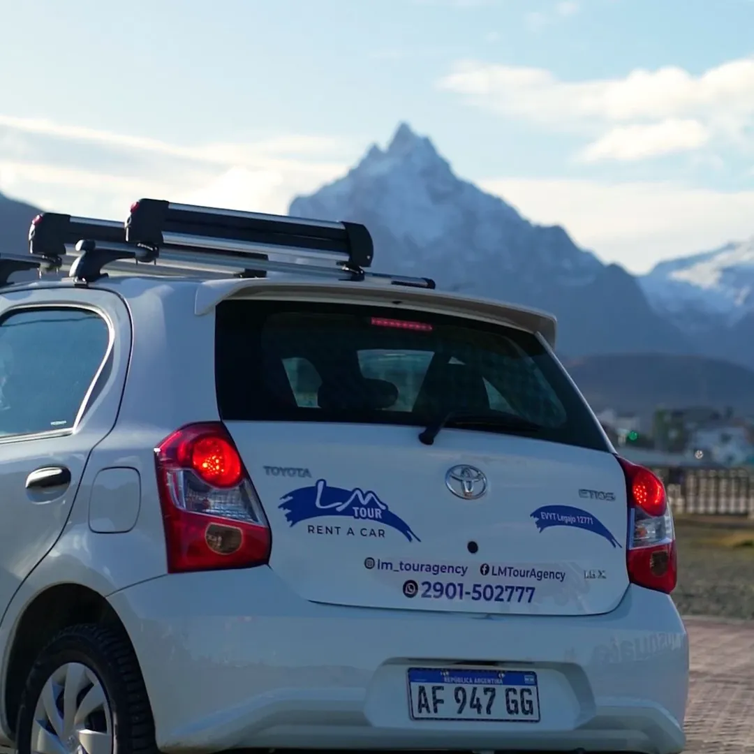 🚗 ¡Explorá Ushuaia a tu ritmo!Con nuestro servicio de alquiler de autos, podés recorrer la isl (1)
