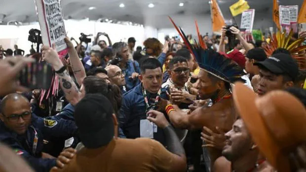 screenshot-of-manifestantes-indigenas-se-enfrentan-contra-policia-en-la-cop30-de-brasil-tras-protesta_thumb_620