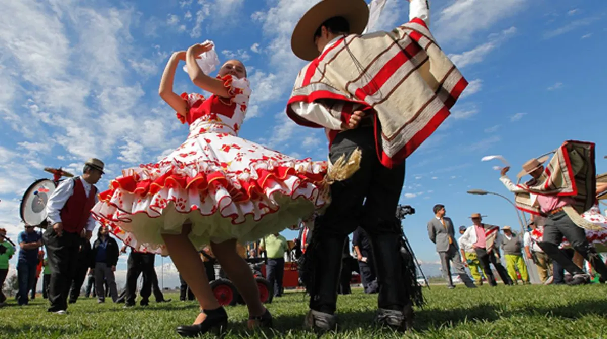 la-cueca-es-un-baile-tipico-que-se-toma-los-parques-las-fiestas-patrias