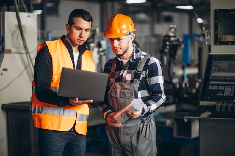 ingeniero-ingenieros-construccion-casco-obra-seguridadjpg