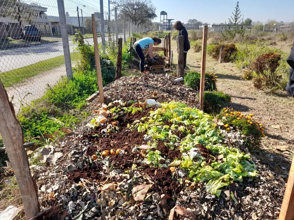 Pilas de compost. (Foto_ Ricardo Roldán_La Soñada Huerta Comunitaria y Agroecológica_Mes del Compostaje).