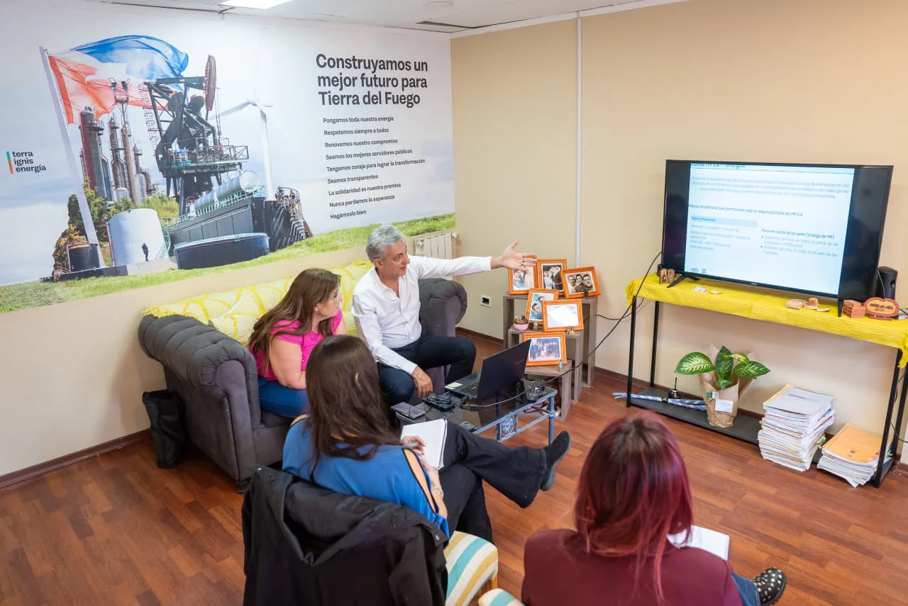Sergio Federovisky, asesor ambiental de Terra Ignis, presentó ante la ministra de Energía, Gabriela Castillo, y equipos 