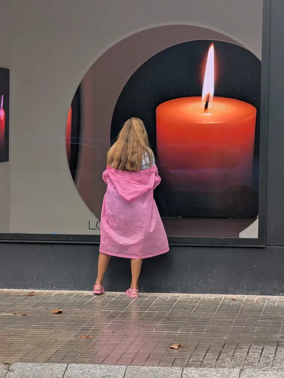 Decenas de velas por la paz en las pantallas digitales de una galería de arte en Barcelona