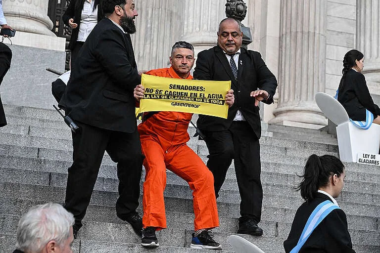 0bfd562b-inodoros-congreso-@-martin-katz-greenpeace-4-768x512