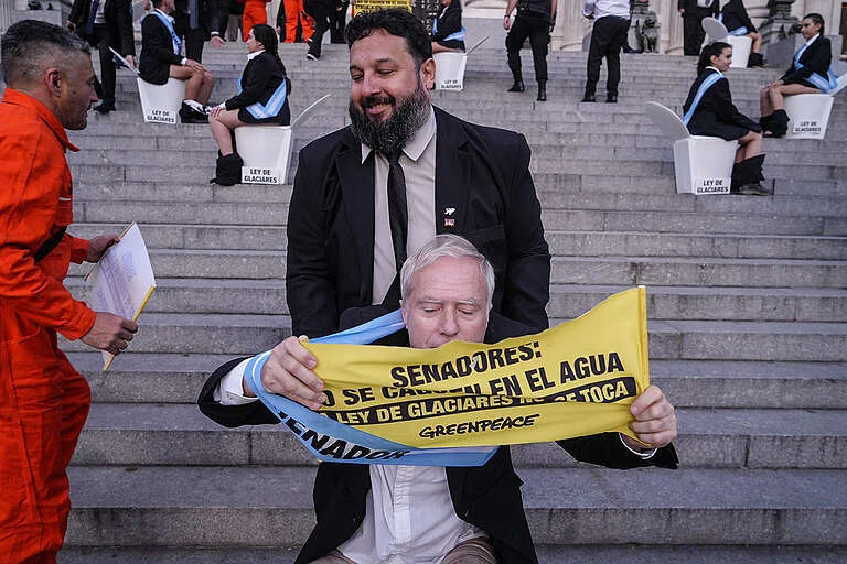 a238980d-inodoros-congreso-@-pepe-mateos-greenpeace-6-768x512