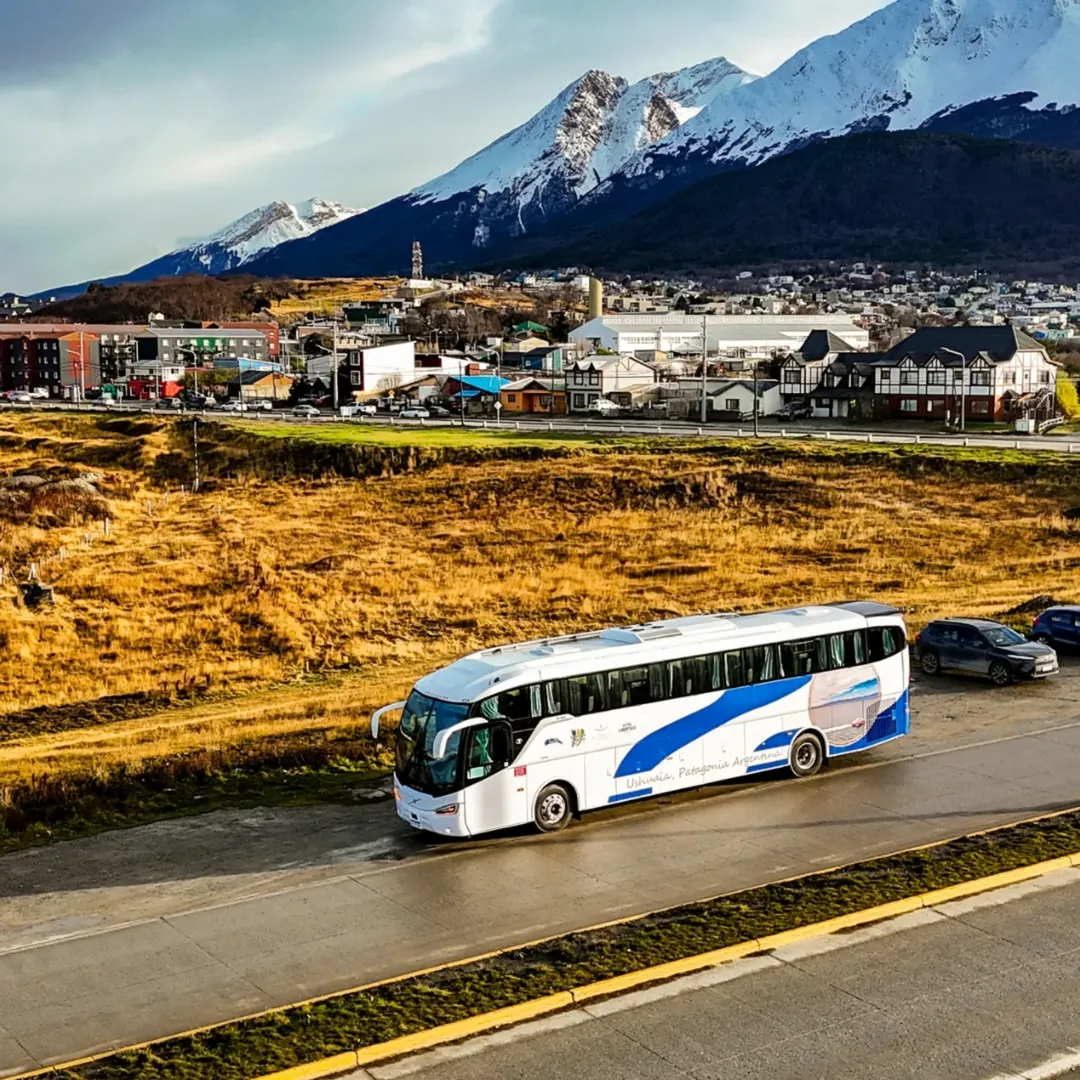 🚐 Movete con libertad, viajá con confianza.En Grupo Yámanas contamos con flota terrestre propi (2)