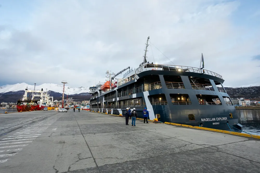 buque Magellan Explorer