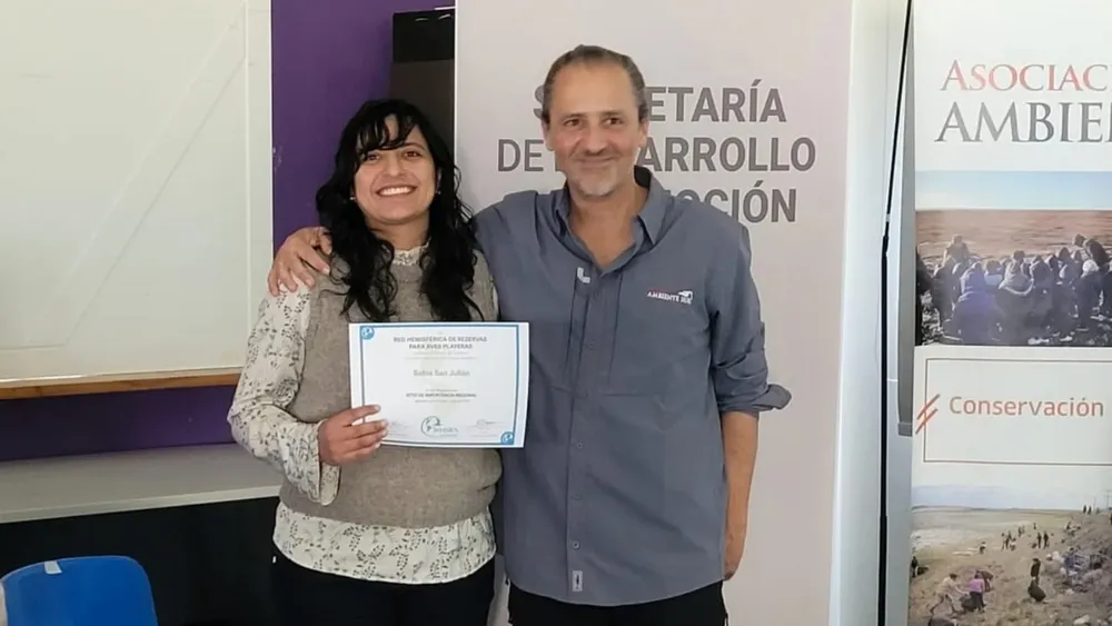 La Mg. Marisol Espino (CAP) y el Lic. Germán Montero (Ambiente Sur) en el Acto de designación de la Bahía San Julián como nuevo sitio de la Red Hemisférica de Reservas para Aves.