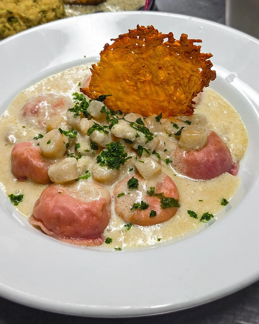 Pasta bien hecha, bien servida🤗Los sorrentinos de Chiko son suaves, intensos y sabrosos.Una opc