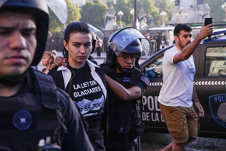 c04ec891-inodoros-congreso-@-pepe-mateos-greenpeace-5-768x512