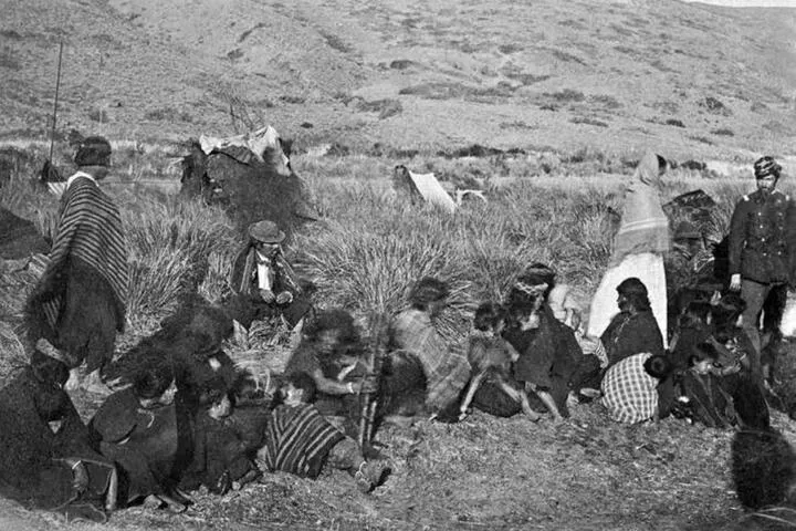 Carlos Encina, Edgardo Moreno y Cía., “Indios de Reuque-Curá en Codihue. Campo de mujeres y criaturas”, 