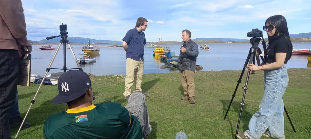 2. Estudiantes del Sabato presentan “Entre Redes”, un documental sobre salmonicultura