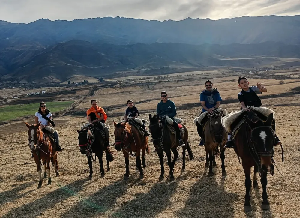 Jinetes en un paseo turistico con caballos de monta – credito Rivero-Romero (1)