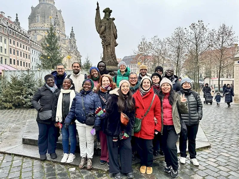 alejandro valenzuela en alemania junto a sus colegas_1766496486