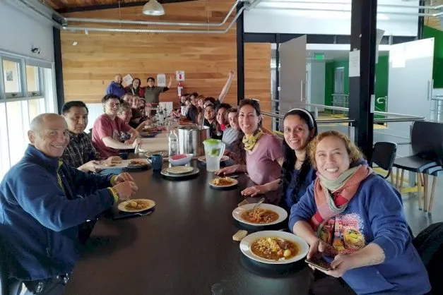 red_calisa_untdf_comiendo_guiso_de_la_huerta_comunitaria_1744649632[1]