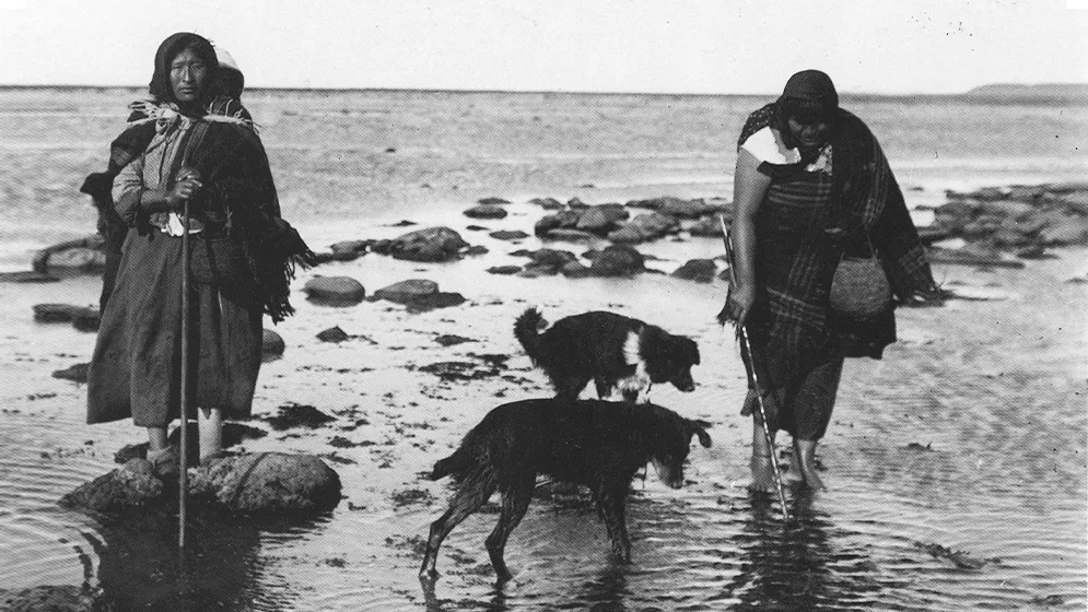 Mujeres-Selk´nam-marisqueando-en-la-playa.-Alberto-Maria-De-Agostini-1910-1920.-Foto_-gentileza-repositorio-digital-CADIC